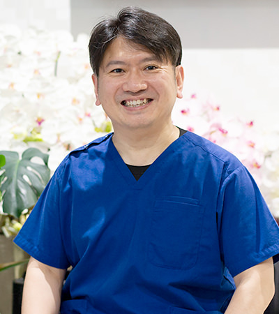 医師　登根 慎治郎